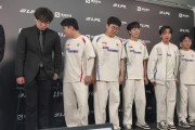 二位在一起吧！LGD两位教练群访合照环节紧紧握住彼此