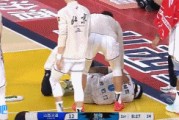 😖不要受伤啊！所罗门篮下进攻崴脚&单脚蹦回替补席