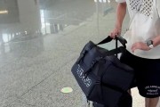 会玩儿 周琦晒随球队前往贵港视频 给孙铭徽P了个踢足球🤣